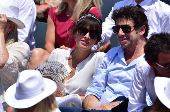 Patrick Bruel et Caroline Nielsen - People dans les tribunes lors de la demi-finale des Internationaux de tennis de Roland-Garros à Paris, le 5 juin 2015. 