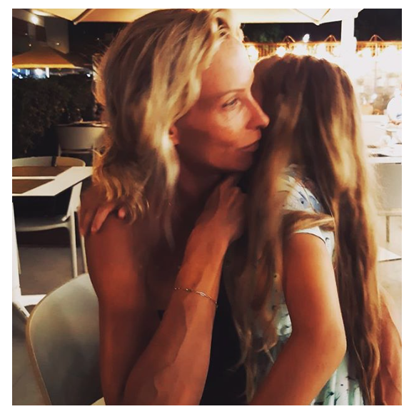 Rare photo de Rebecca Hampton et de sa fille Éléa. Photo postée durant l'été 2019.