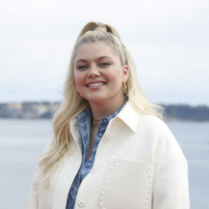Louane Emera - Photocall de la série "Visions" lors de la 5ème saison du festival International des Séries "Canneseries" à Cannes, France, le 3 avril 2022. © Denis Guignebourg/Bestimage