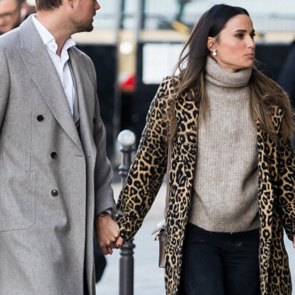 Capucine Anav et son compagnon Victor sont allés choisir leurs alliances pour leur futur mariage, à la bijouterie Galeries Lafayette - Royal Quartz Paris rue Royal à Paris, France, le 7 février 2022. 