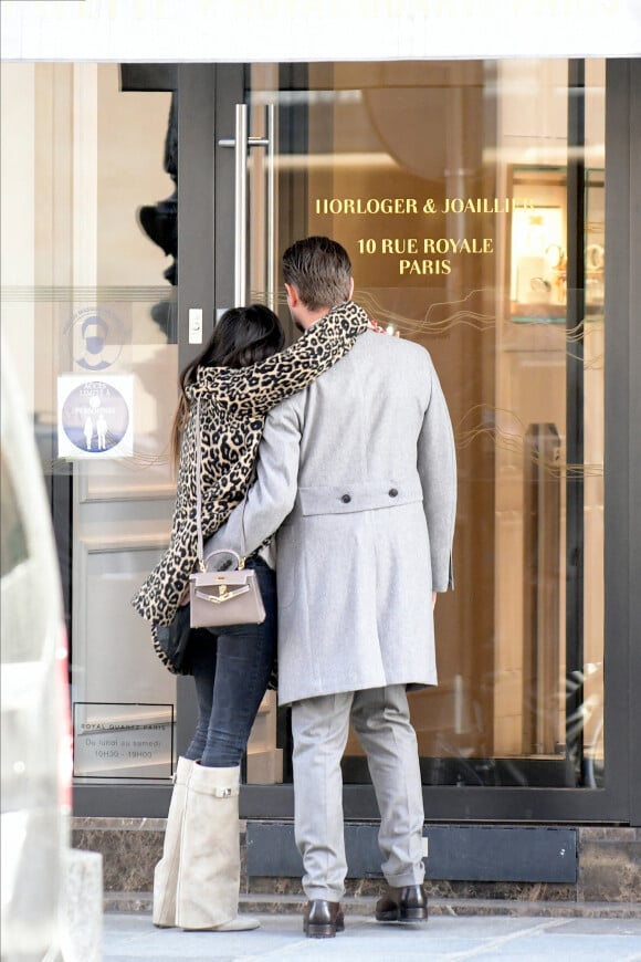 Capucine Anav et son compagnon Victor sont allés choisir leurs alliances pour leur futur mariage, à la bijouterie Galeries Lafayette - Royal Quartz Paris rue Royal à Paris, France, le 7 février 2022. 