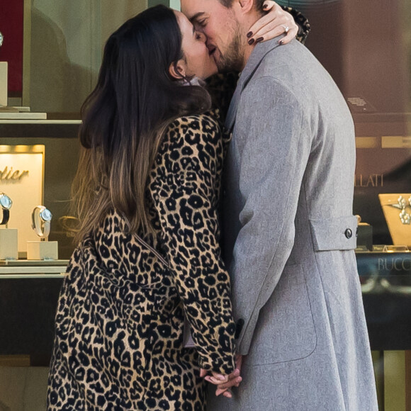 Capucine Anav et son compagnon Victor sont allés choisir leurs alliances pour leur futur mariage, à la bijouterie Galeries Lafayette - Royal Quartz Paris rue Royal à Paris, France, le 7 février 2022. 