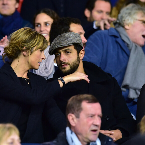Isabelle Ithurburu et son compagnon Maxim Nucci - People dans les tribunes du Parc des Princes lors du Match PSG contre Nice le 27 octobre 2017. © Giancarlo Gorassini/Bestimage