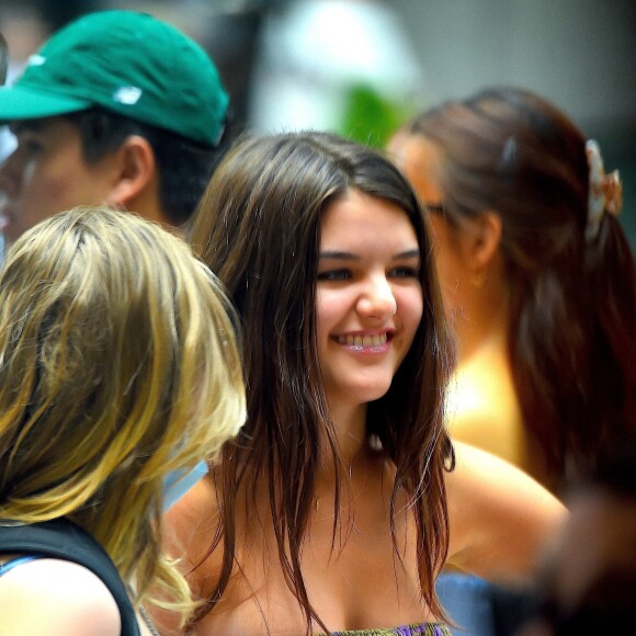 Suri Cruise porte une robe bustier très colorée et des tongs lors d'une sortie avec une amie à New York City, New York, Etats-Unis, le 9 juillet 2022. 