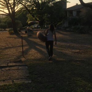 Lou Doillon, devenue maman pour la 2e fois, pose sur Instagram lors de ses vacances en Provence. Août 2022.
