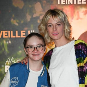 Sara Mortensen et son fils au photocall de l'avant-première du film "C'est Magnifique !" au cinéma UGC Ciné Cité Les Halles à Paris le 31 mai 2022. © Coadic Guirec / Bestimage