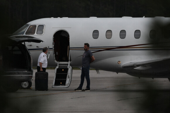 Ben Affleck et ses enfants à l'aéroport privé de Savannah, au lendemain de son mariage avec Jennifer Lopez. Le couple a célébré leur mariage, dans le domaine de Riceboro de l'acteur, entouré de leurs amis et de leur famille. Le 21 août 2022 