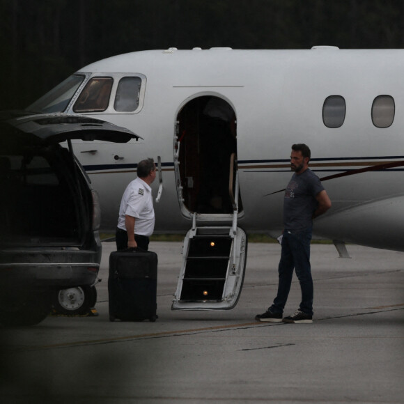 Ben Affleck et ses enfants à l'aéroport privé de Savannah, au lendemain de son mariage avec Jennifer Lopez. Le couple a célébré leur mariage, dans le domaine de Riceboro de l'acteur, entouré de leurs amis et de leur famille. Le 21 août 2022 