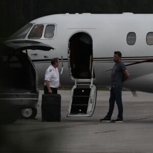 Ben Affleck et ses enfants à l'aéroport privé de Savannah, au lendemain de son mariage avec Jennifer Lopez. Le couple a célébré leur mariage, dans le domaine de Riceboro de l'acteur, entouré de leurs amis et de leur famille. Le 21 août 2022 