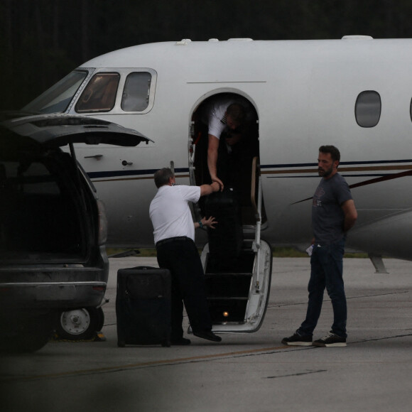 Ben Affleck et ses enfants à l'aéroport privé de Savannah, au lendemain de son mariage avec Jennifer Lopez. Le couple a célébré leur mariage, dans le domaine de Riceboro de l'acteur, entouré de leurs amis et de leur famille. Le 21 août 2022 