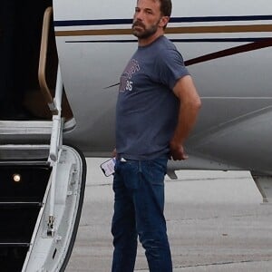 Ben Affleck et ses enfants à l'aéroport privé de Savannah, au lendemain de son mariage avec Jennifer Lopez. Le couple a célébré leur mariage, dans le domaine de Riceboro de l'acteur, entouré de leurs amis et de leur famille. Le 21 août 2022 