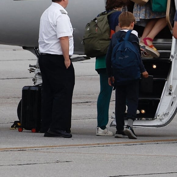 Ben Affleck et ses enfants à l'aéroport privé de Savannah, au lendemain de son mariage avec Jennifer Lopez. Le couple a célébré leur mariage, dans le domaine de Riceboro de l'acteur, entouré de leurs amis et de leur famille. Le 21 août 2022 