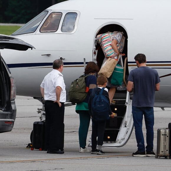 Ben Affleck et ses enfants à l'aéroport privé de Savannah, au lendemain de son mariage avec Jennifer Lopez. Le couple a célébré leur mariage, dans le domaine de Riceboro de l'acteur, entouré de leurs amis et de leur famille. Le 21 août 2022 