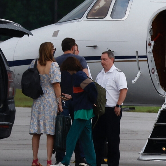 Ben Affleck et ses enfants à l'aéroport privé de Savannah, au lendemain de son mariage avec Jennifer Lopez. Le couple a célébré leur mariage, dans le domaine de Riceboro de l'acteur, entouré de leurs amis et de leur famille. Le 21 août 2022 