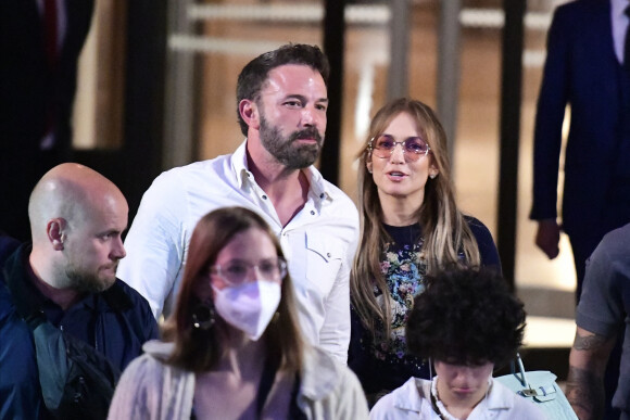 Ben Affleck et sa femme Jennifer Affleck (Lopez) et leurs enfants respectifs Seraphina, Maximilian et Emme quittent l'hôtel Crillon à Paris le 26 juillet 2022.