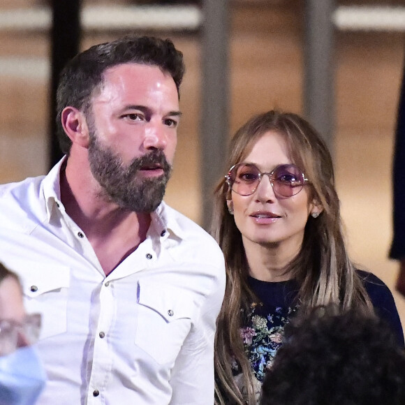 Ben Affleck et sa femme Jennifer Affleck (Lopez) et leurs enfants respectifs Seraphina, Maximilian et Emme quittent l'hôtel Crillon à Paris.