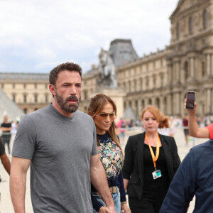 Ben Affleck et sa femme Jennifer Affleck (Lopez) quittent le musée du Louvre en famille pendant leur lune de miel à Paris, le 26 juillet 2022. Ben Affleck et sa femme Jennifer Affleck (Lopez) passent leur voyage de noces avec leurs enfants respectifs Seraphina, Violet, Maximilian et Emme. 