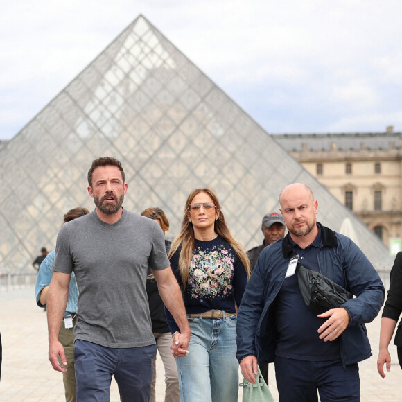 Ben Affleck et sa femme Jennifer Affleck (Lopez) quittent le musée du Louvre en famille pendant leur lune de miel à Paris, le 26 juillet 2022. Ben Affleck et sa femme Jennifer Affleck (Lopez) passent leur voyage de noces avec leurs enfants respectifs Seraphina, Violet, Maximilian et Emme. 