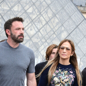 Ben Affleck et sa femme Jennifer Affleck (Lopez) quittent le musée du Louvre en famille pendant leur lune de miel à Paris, le 26 juillet 2022. 
