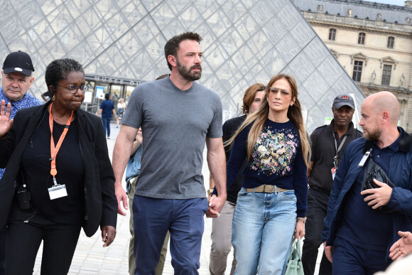 Ben Affleck et sa femme Jennifer Affleck (Lopez) quittent le musée du Louvre en famille pendant leur lune de miel à Paris, le 26 juillet 2022. 