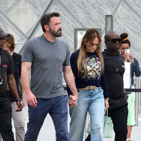 Ben Affleck et sa femme Jennifer Affleck (Lopez) quittent le musée du Louvre en famille pendant leur lune de miel à Paris, le 26 juillet 2022. Ben Affleck et sa femme Jennifer Affleck (Lopez) passent leur voyage de noces avec leurs enfants respectifs Seraphina, Violet, Maximilian et Emme. 