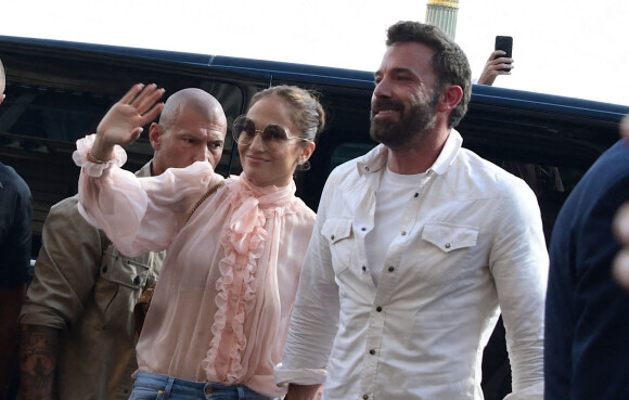 Ben Affleck et sa femme Jennifer Affleck (Lopez), accompagnés de leurs enfants respectifs Seraphina et Emme, rentrent à l'hôtel de Crillon après un passage à la parfumerie "Sephora" sur les Champs-Elysées à Paris, le 25 juillet 2022.