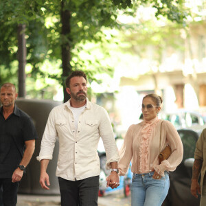 Ben Affleck et sa femme Jennifer Lopez, accompagnés de leurs enfants respectifs Seraphina et Emme, rentrent à l'hôtel de Crillon après un passage à la parfumerie "Sephora" sur les Champs-Elysées à Paris, le 25 juillet 2022.