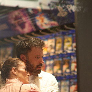 Ben Affleck et sa femme Jennifer Lopez, tendrement enlacés, choisissent des jeux vidéos pour leurs enfants à la boutique "Micromania" à Paris, pendant leur lune de miel, le 25 juillet 2022.