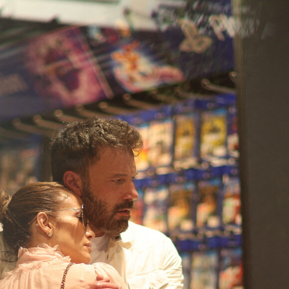 Ben Affleck et sa femme Jennifer Lopez, tendrement enlacés, choisissent des jeux vidéos pour leurs enfants à la boutique "Micromania" à Paris, pendant leur lune de miel, le 25 juillet 2022.