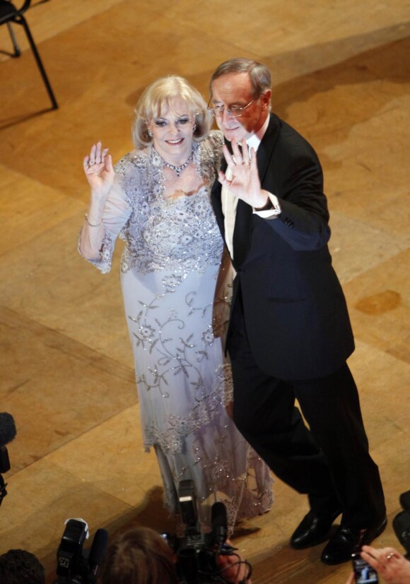 Michèle Mercier à l'Opéra d'Etat de Prague, prend part au bal avec plaisir ! 06/02/2010