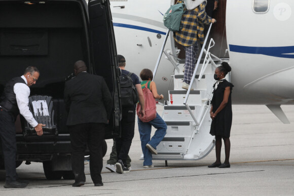 Matt Damon, sa femme Luciana Barroso et leurs enfants à l'aéroport privé de Savannah, le lendemain du mariage de Ben Affleck et Jennifer Affleck (Lopez). Le 21 août 2022