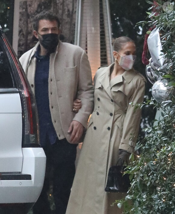 Exclusif - Merci de flouter le visage des enfants avant publication - Jennifer Lopez quitte l'hôtel Bel-Air avec son compagnon Ben Affleck et ses enfants Emme et Max à Los Angeles le 29 décembre 2021.