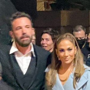 Ben Affleck et sa compagne Jennifer Lopez à la première du film "The Tender Bar" à Los Angeles, le 12 décembre 2021.