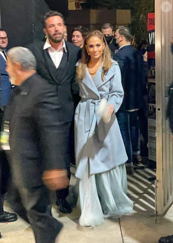 Ben Affleck et sa compagne Jennifer Lopez à la première du film "The Tender Bar" à Los Angeles, le 12 décembre 2021.