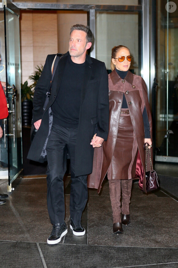 Jennifer Lopez et son compagnon Ben Affleck sortent de l'hôtel Mandarin à New York, le 10 octobre 2021.