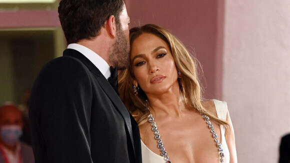 Mariage de Jennifer Lopez et Ben Affleck : la chanteuse dévoile ses 3 robes en photos, l'une d'elles très sexy !
