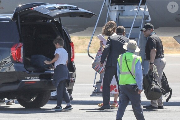 Ben Affleck, Jennifer Lopez et les enfants sont à l'Aéroport de Van Nuys en Californie. Ils partent probablement pour fêter le 50ème Anniversaire de Ben. Van Nuys, Etats-Unis le 13 Août 2022.