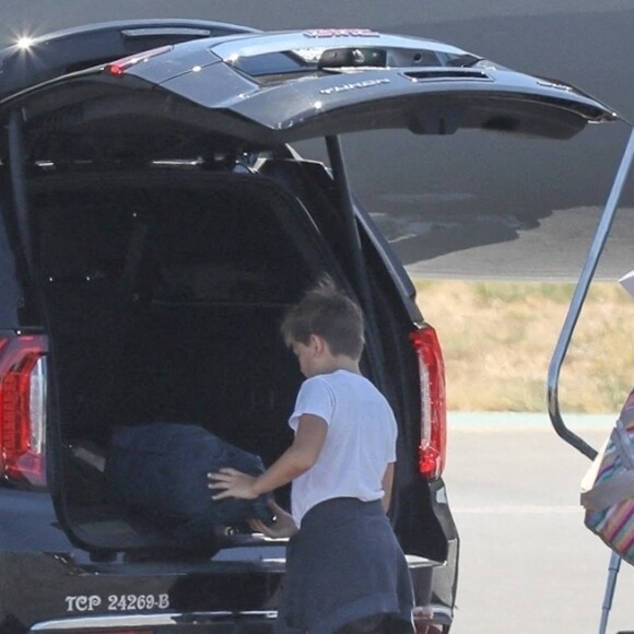 Ben Affleck, Jennifer Lopez et les enfants sont à l'Aéroport de Van Nuys en Californie. Ils partent probablement pour fêter le 50ème Anniversaire de Ben. Van Nuys, Etats-Unis le 13 Août 2022.