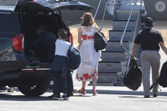 Ben Affleck, Jennifer Lopez et les enfants sont à l'Aéroport de Van Nuys en Californie. Ils partent probablement pour fêter le 50ème Anniversaire de Ben. Van Nuys, Etats-Unis le 13 Août 2022.
