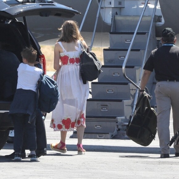 Ben Affleck, Jennifer Lopez et les enfants sont à l'Aéroport de Van Nuys en Californie. Ils partent probablement pour fêter le 50ème Anniversaire de Ben. Van Nuys, Etats-Unis le 13 Août 2022.