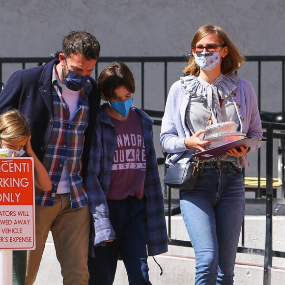La fille de Ben Affleck, Violet, conduit alors qu'il emmène ses enfants Seraphina et Samuel déjeuner après l'école à Brentwood le 16 septembre 2021.