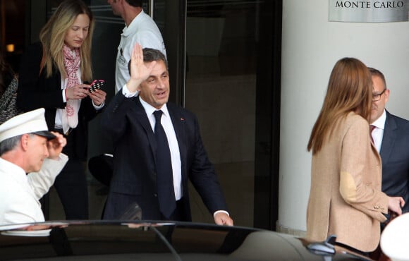 Nicolas Sarkozy, sa femme Carla Bruni-Sarkozy et Consuelo Remmert, la demie-soeur de Carla Bruni-Sarkozy quittent l'hôtel Fairmont de Monte-Carlo à Monaco le 18 juin 2014 où il a donné une conférence lors du Deloitte World Meet.