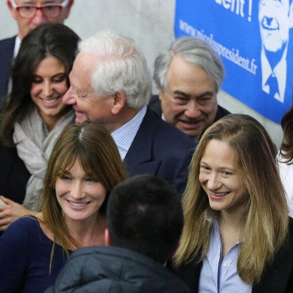 Carla Bruni-Sarkozy et sa demi-soeur Consuelo Remmert au meeting de Nicolas Sarkozy à Boulogne-Billancourt le 25 septembre 2014.