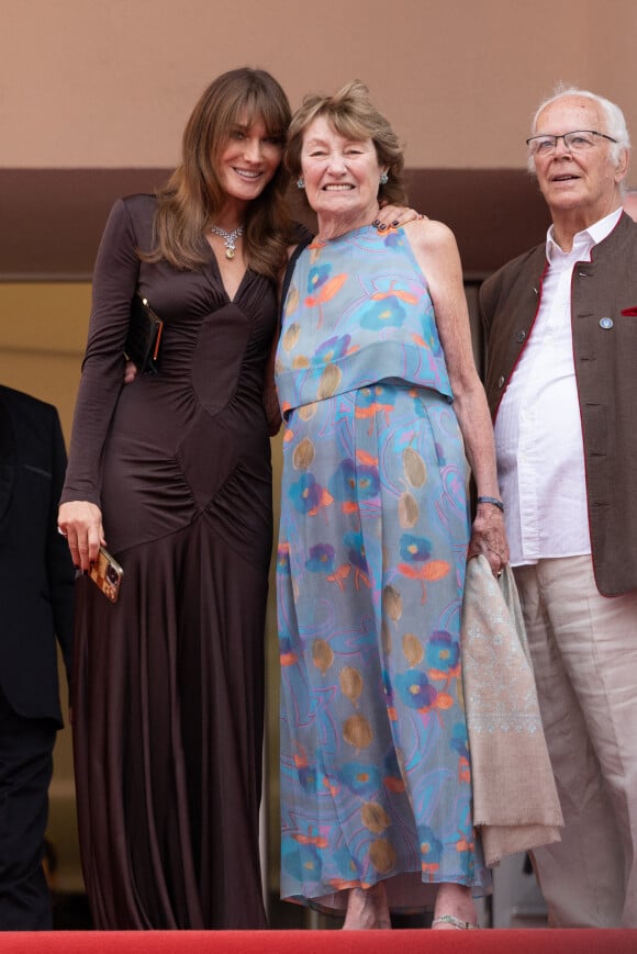 Carla Bruni-Sarkozy et sa mère Marisa Borini - Montée des marches du film « Les Amandiers » lors du 75ème Festival International du Film de Cannes. Le 22 mai 2022 © Olivier Borde / Bestimage