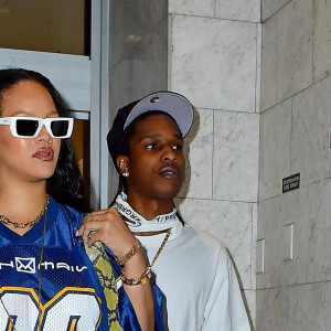 Rihanna et son compagnon Asap Rocky quittent un building de Manhattan à New York, le 23 août 2022. 