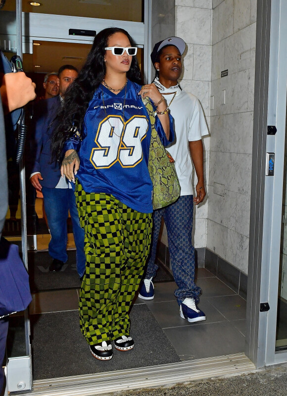 Rihanna et son compagnon Asap Rocky quittent un building de Manhattan à New York, le 23 août 2022. 