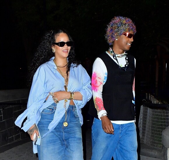 Rihanna et son compagnon ASAP Rocky rentrent de soirée en passant par un parc à 4 heures du matin. New York, le 7 août 2022. 