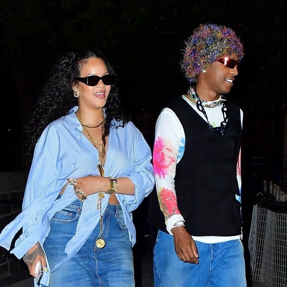 Rihanna et son compagnon ASAP Rocky rentrent de soirée en passant par un parc à 4 heures du matin. New York, le 7 août 2022. 