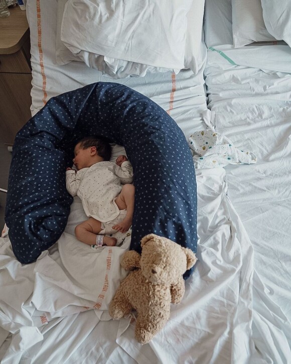 Luka Karabatic a annoncé sur Instagram via une tendre photo la naissance de son deuxième enfant avec Jeny Priez, la petite Dali, née le 23 août 2022. Elle rejoint sa grande soeur Deva