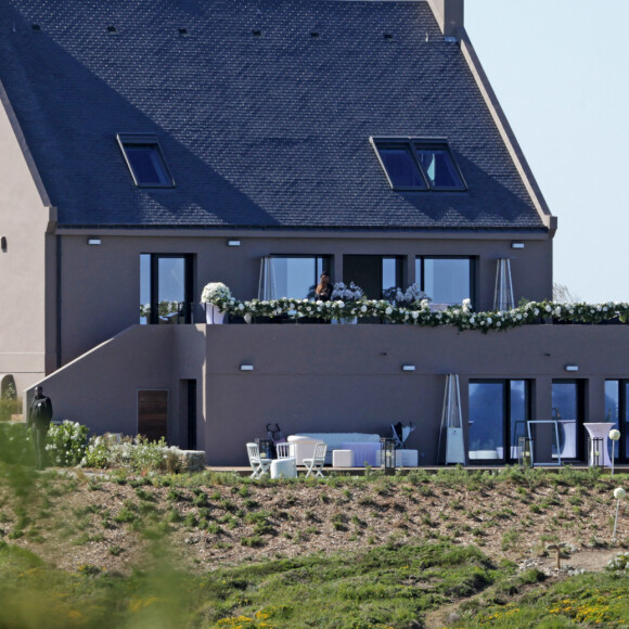 Mariage de Jean-Luc Delarue et Anissa Kehl à Belle-île-en-mer, le 12 mai 2012. Le couple s'est marié dans la maison de l'animateur à Sauzon au cours d'une cérémonie intime. Le fils de Jean-Luc Delarue, Jean, était aux côtés de son père. Le couple, main dans la main, et leurs invités se sont dirigés vers une allée, en direction de la mer, afin de se réunir sur la plage.